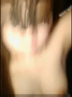 重磅福利白虎豪乳蜜桃Q妹首次户外车震嫌车内空间太小,直接下车在马路边上做不停有车路过